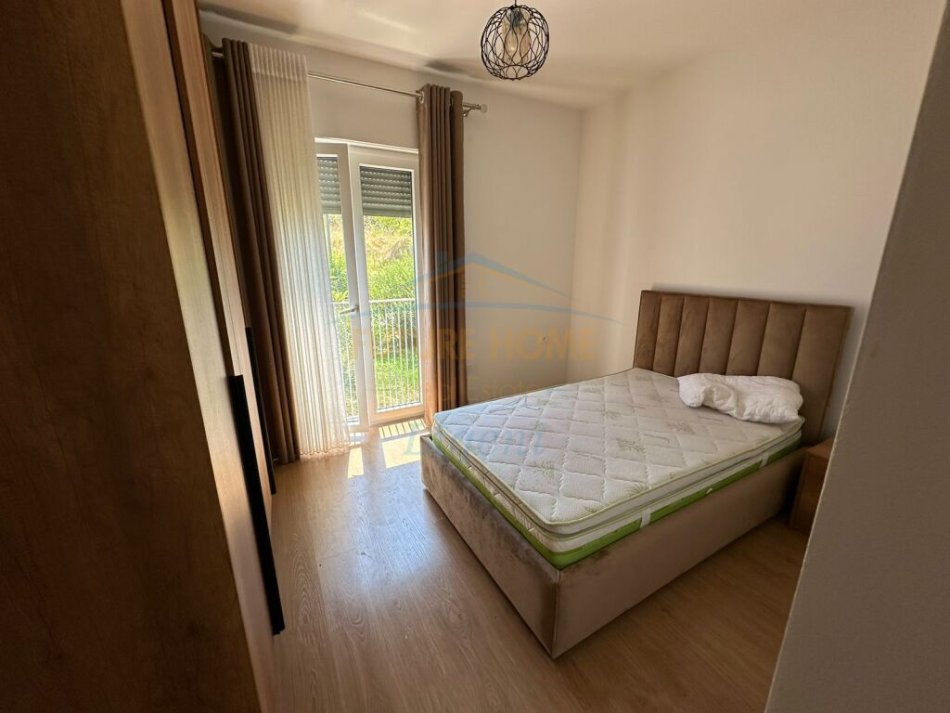 Tirane, jepet me qera apartament 3+1+Ballkon Kati 1, 140 m² 1.100 € (Liqeni i thate)