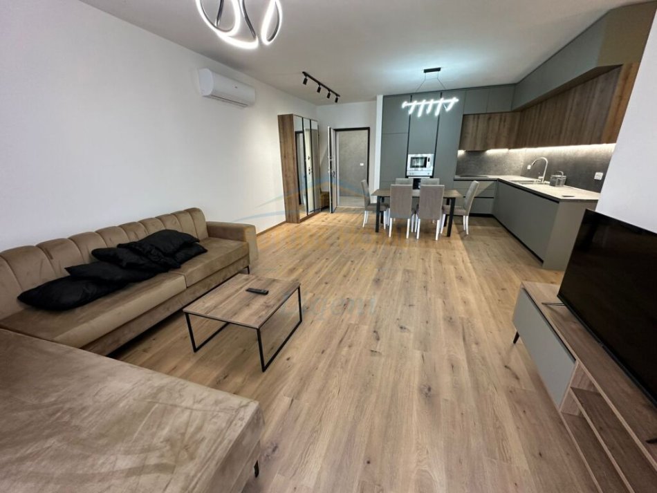 Tirane, jepet me qera apartament 3+1+Ballkon Kati 1, 140 m² 1.100 € (Liqeni i thate)