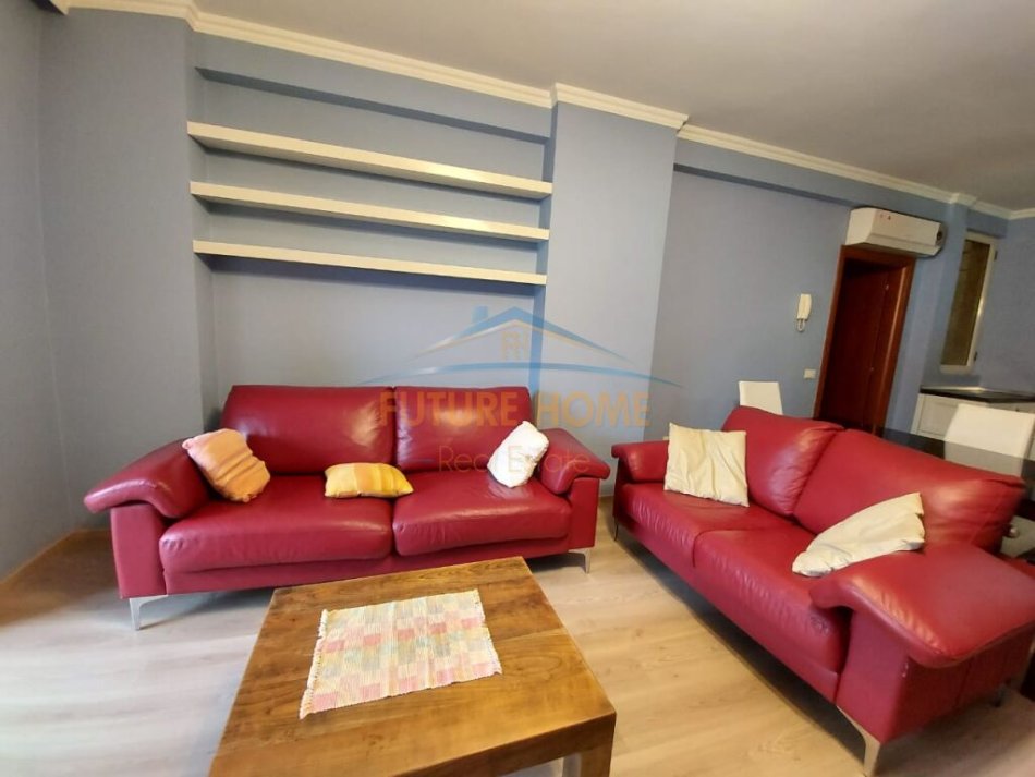 Tirane, jepet me qera apartament 2+1+Ballkon Kati 2, 165 m² 850 € (Rruga e Bogdaneve)