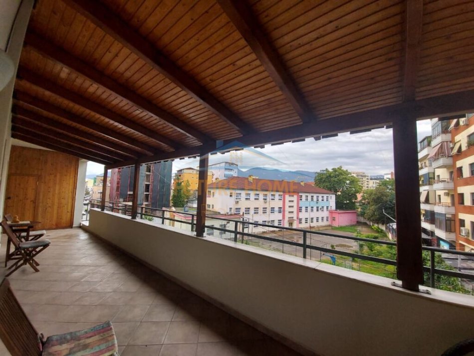 Tirane, jepet me qera apartament 2+1+Ballkon Kati 2, 165 m² 850 € (Rruga e Bogdaneve)