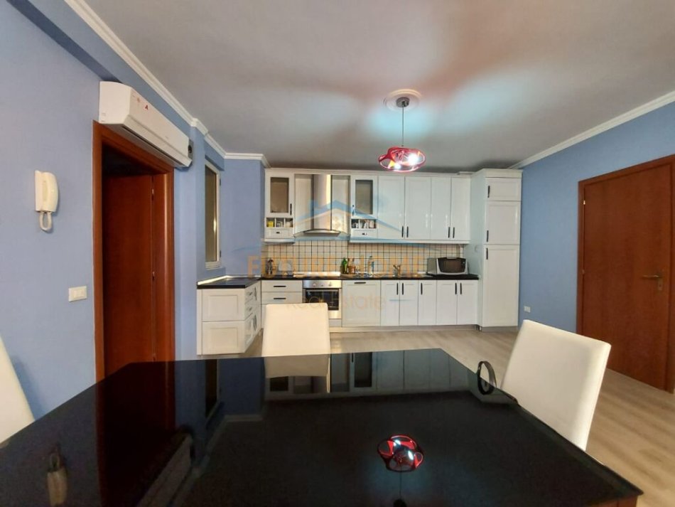 Tirane, jepet me qera apartament 2+1+Ballkon Kati 2, 165 m² 850 € (Rruga e Bogdaneve)