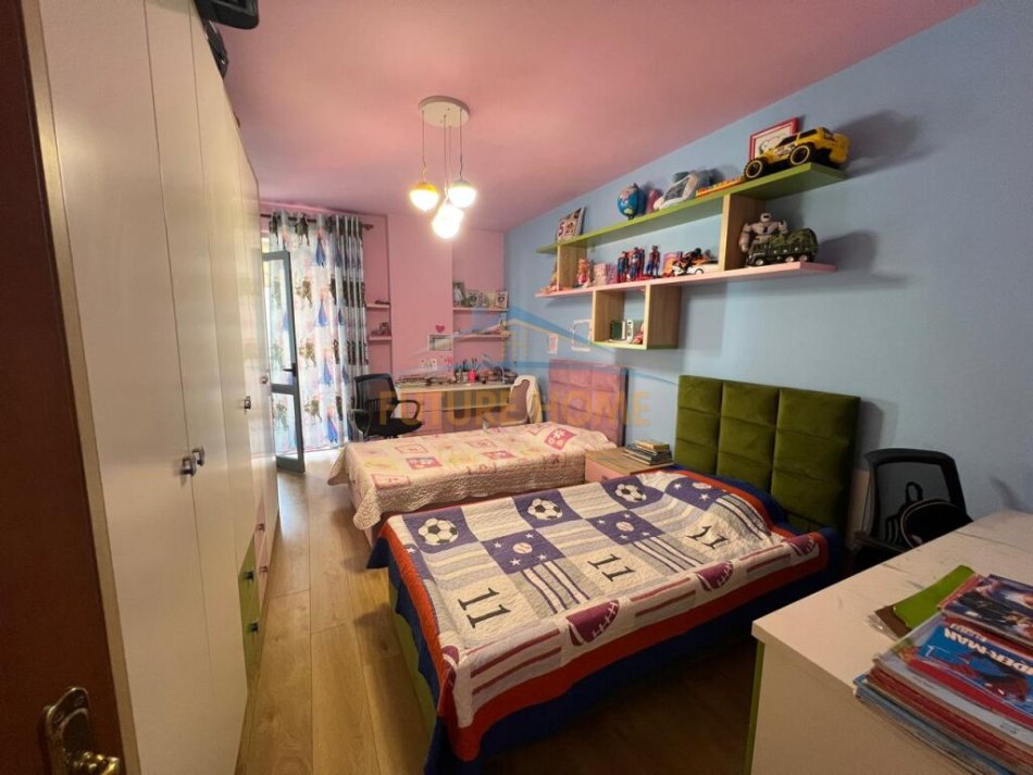 Tirane, shitet apartament 2+1+Ballkon Kati 4, 110 m² 144.000 € (Yzberisht)