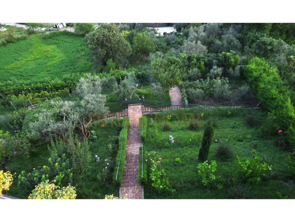 Tirane, shitet Vile 4-Kateshe, Siperfaqe ndertimi 770 m2 dhe trualli 2500 m2, 2.500.000 € (Surrel)