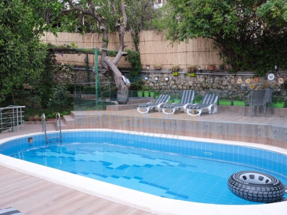 Tirane, shitet Vile 4-Kateshe, Siperfaqe ndertimi 770 m2 dhe trualli 2500 m2, 2.500.000 € (Surrel)