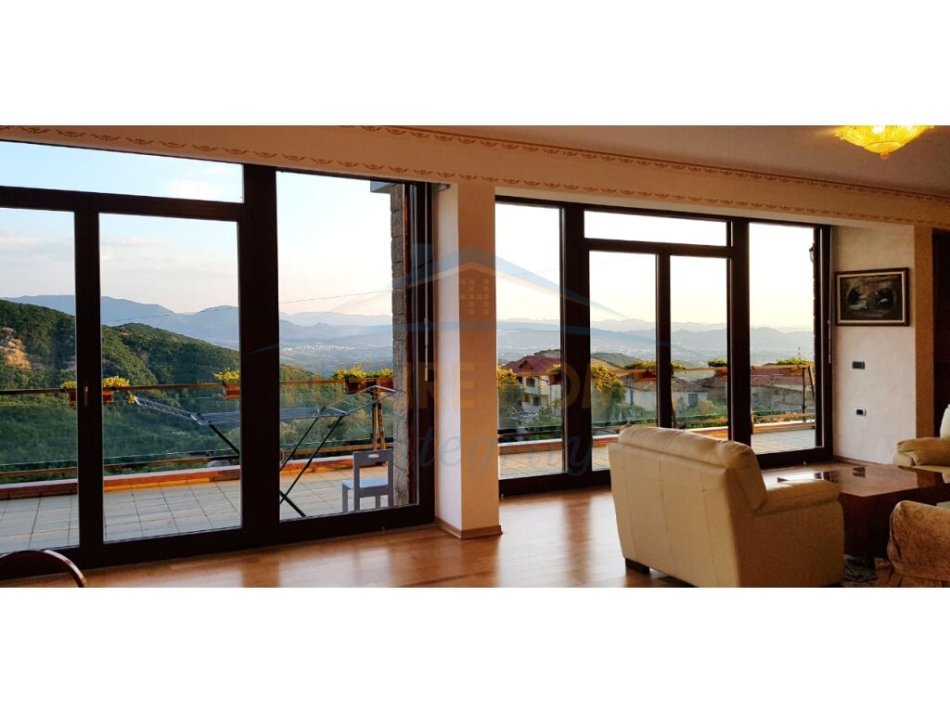 Tirane, shitet Vile 4-Kateshe, Siperfaqe ndertimi 770 m2 dhe trualli 2500 m2, 2.500.000 € (Surrel)