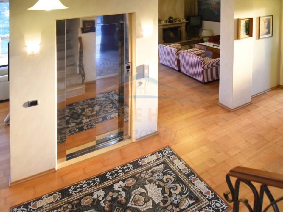 Tirane, shitet Vile 4-Kateshe, Siperfaqe ndertimi 770 m2 dhe trualli 2500 m2, 2.500.000 € (Surrel)