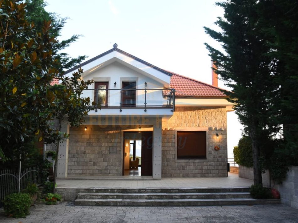 Tirane, shitet Vile 4-Kateshe, Siperfaqe ndertimi 770 m2 dhe trualli 2500 m2, 2.500.000 € (Surrel)