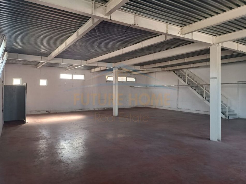Durres, jepet me qera magazine Kati 0, 400 m² 1.000 € (Xhafzotaj, Durres.)