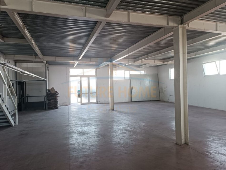 Durres, jepet me qera magazine Kati 0, 400 m² 1.000 € (Xhafzotaj, Durres.)