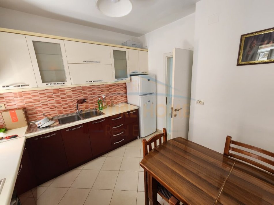 Tirane, jepet me qera apartament 2+1+Ballkon Kati 3, 80 m² 550 € (Rruga e Elbasanit)