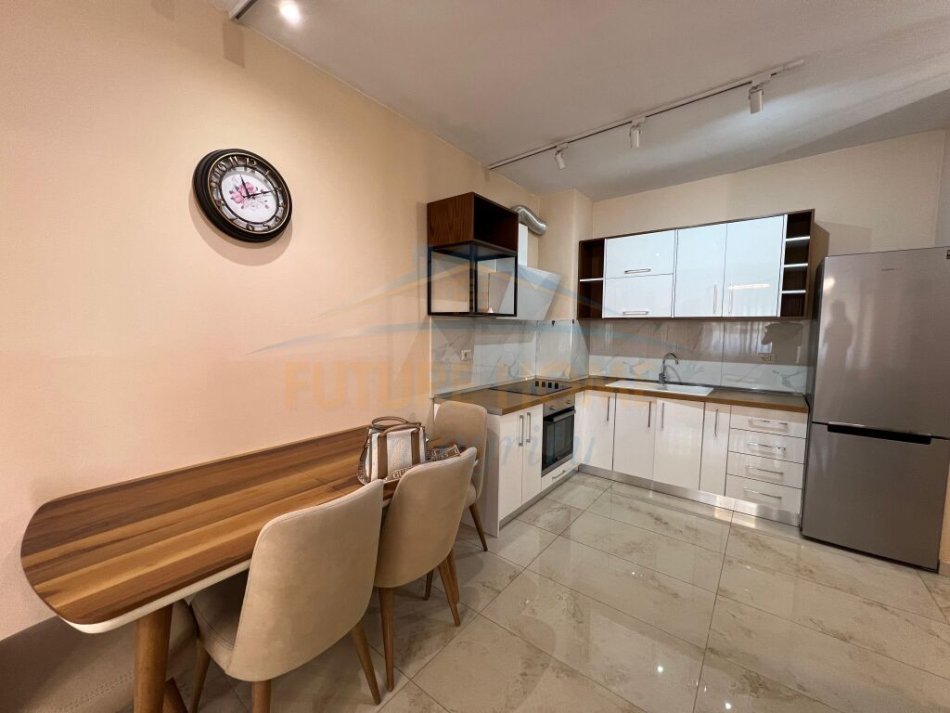 Tirane, jepet me qera apartament 2+1+Ballkon Kati 3, 100 m² 600 € (Rruga e Dibres)