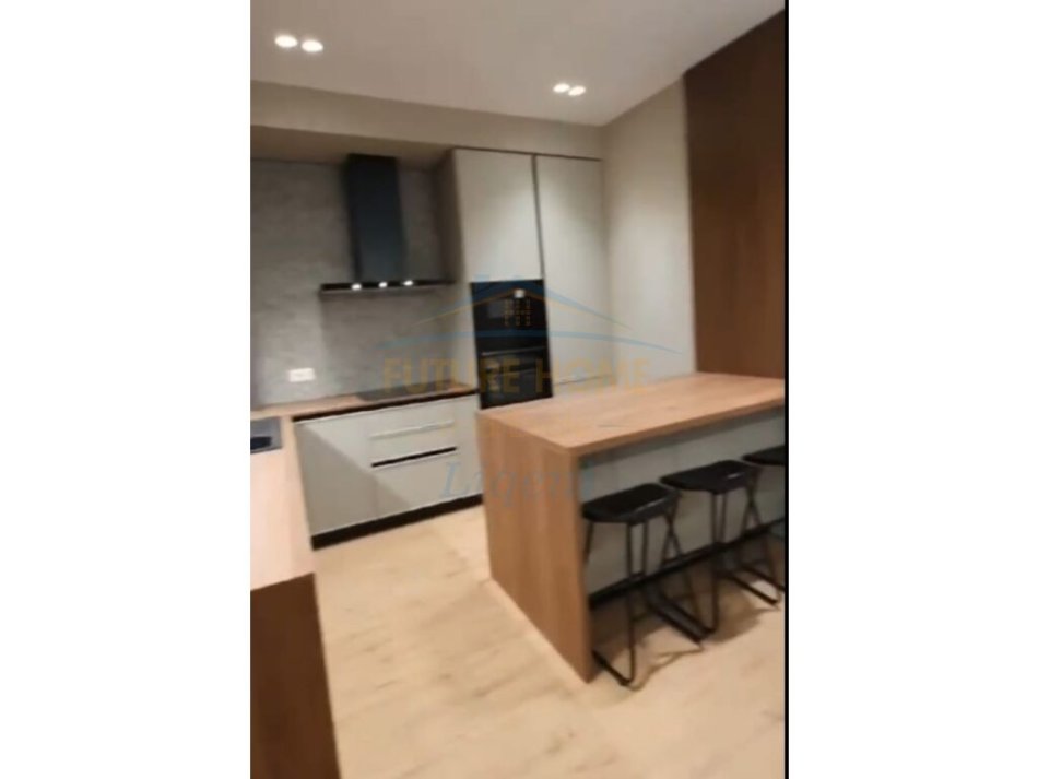 Tirane, shes apartament 2+1+Ballkon Kati 1, 119 m² 250.000 € (Kopshti Botanik)