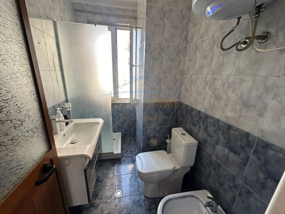 Tirane, shitet apartament 3+1+Ballkon Kati 6, 141 m² 300.000 € (Komuna E Parisit)