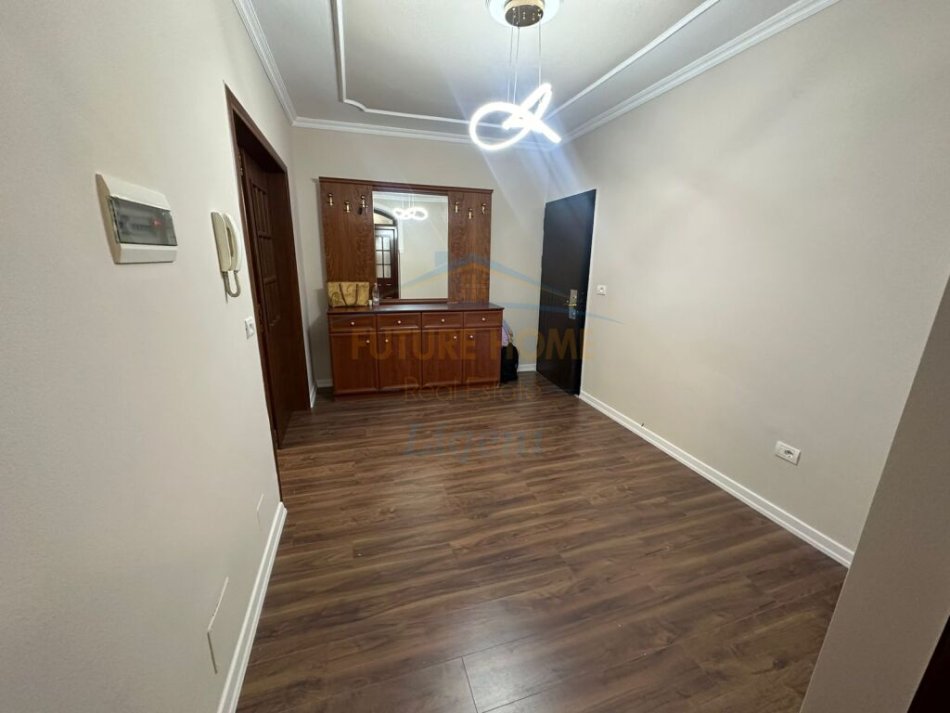 Tirane, shitet apartament 3+1+Ballkon Kati 6, 140 m² 300.000 € (Komuna e Parisit)