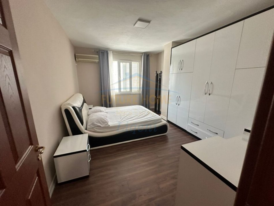 Tirane, shitet apartament 3+1+Ballkon Kati 6, 141 m² 300.000 € (Komuna E Parisit)