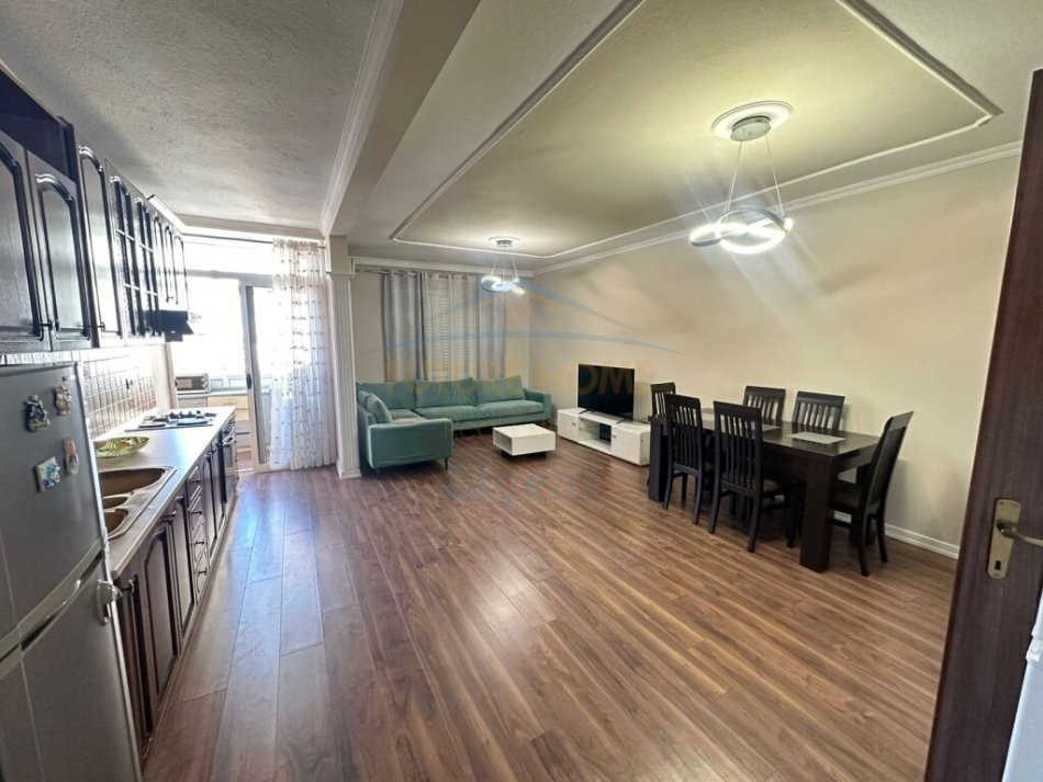 Tirane, shitet apartament 3+1+Ballkon Kati 6, 141 m² 300.000 € (Komuna E Parisit)