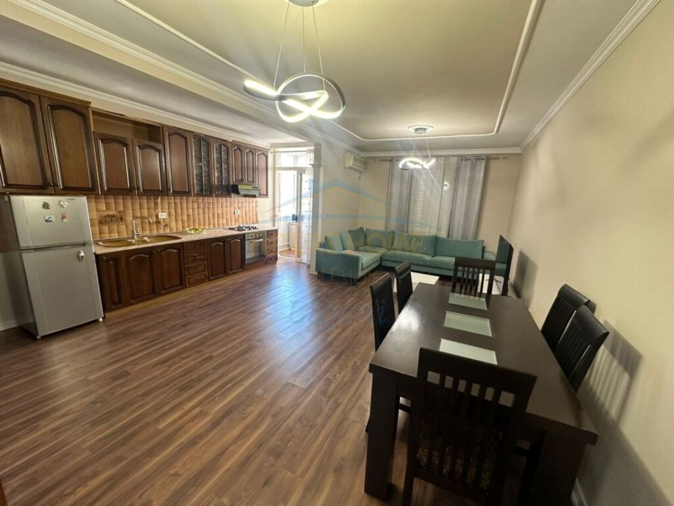 Tirane, shes 3+1 Kati 6, 275.000 € (Komuna e Parisit)