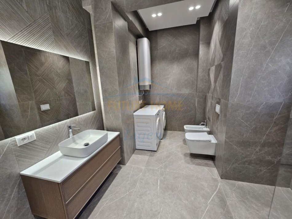 Tirane, shes apartament 2+1+Ballkon Kati 1, 141 m² 350.000 € (Kopshti Botanik)
