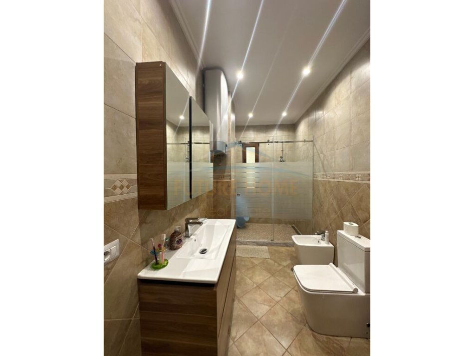 Tirane, shitet apartament 2+1+Ballkon Kati 4, 120 m² 240.000 € (LIQENI I THATE)
