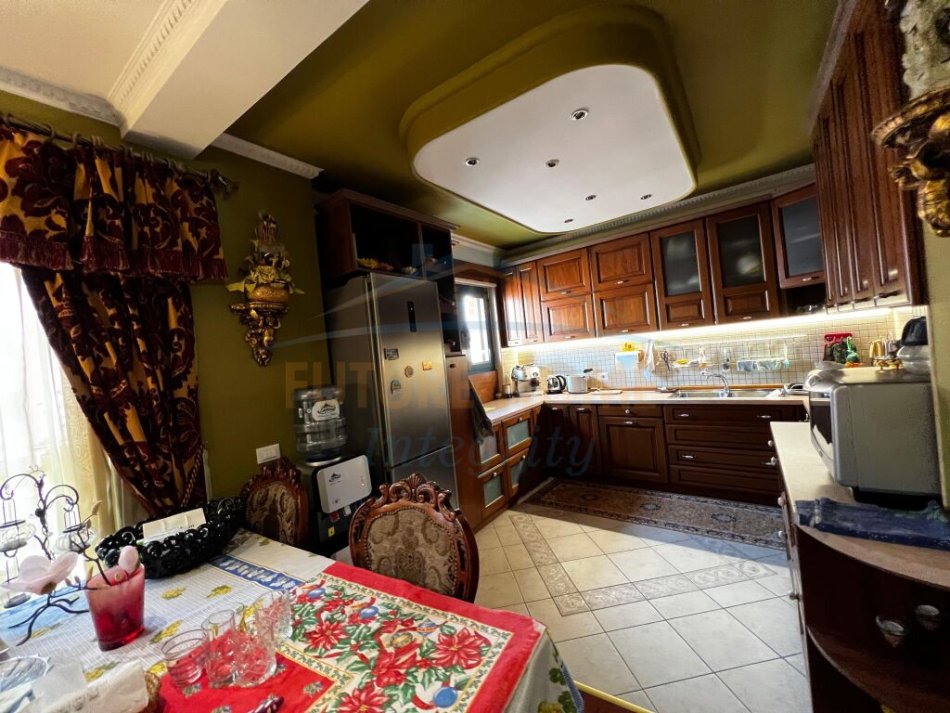 Tirane, shitet apartament 3+1+Aneks+Ballkon Kati 7, 182 m² 650.000 € (Rr. Barrikadave)