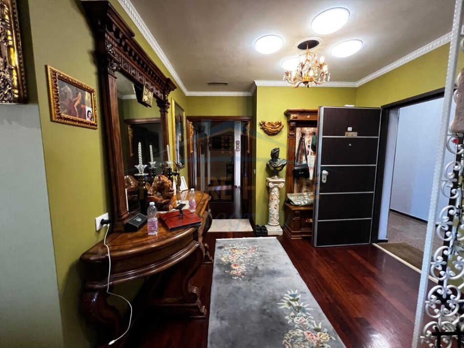 Tirane, shitet apartament 3+1 Kati 7, 181 m² 650.000 € (Rruga e Barrikadave)