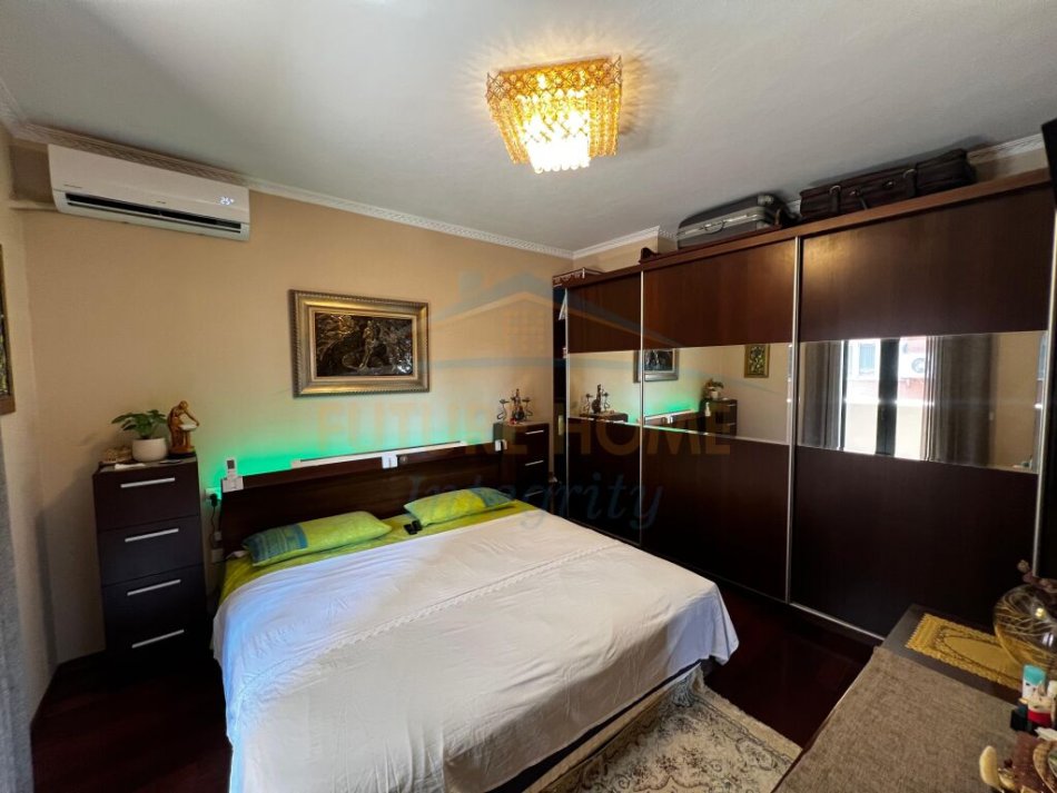 Tirane, shitet apartament 3+1 Kati 7, 181 m² 650.000 € (Rruga e Barrikadave)