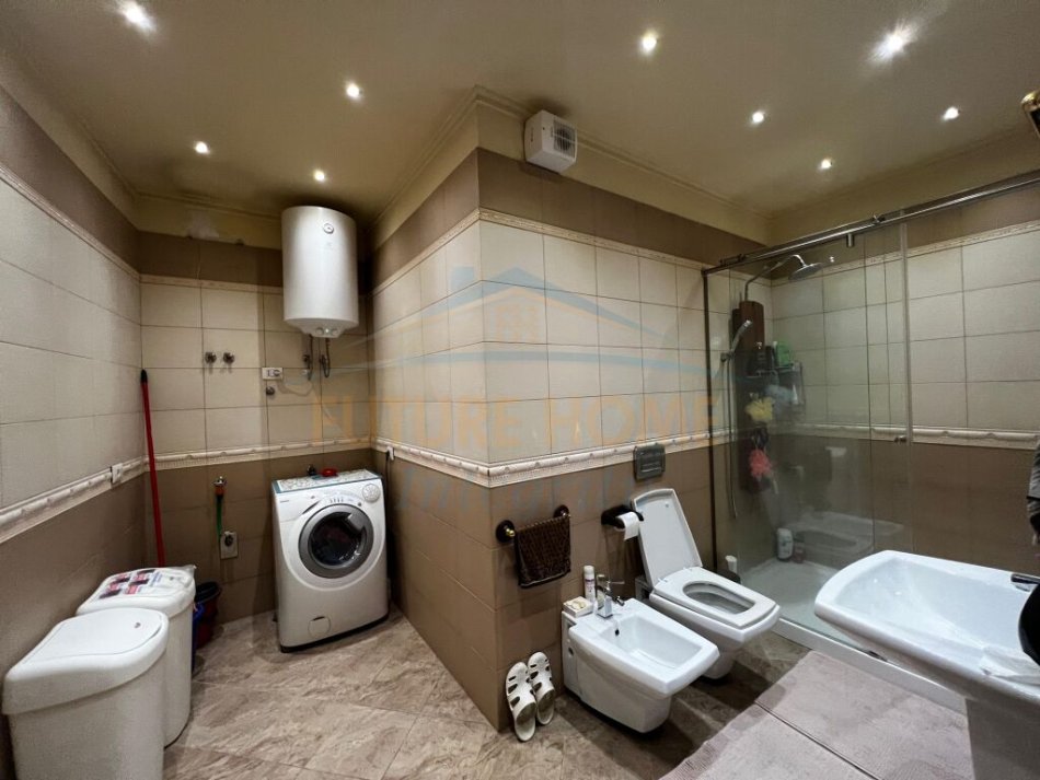 Tirane, shitet apartament 3+1 Kati 7, 181 m² 650.000 € (Rruga e Barrikadave)
