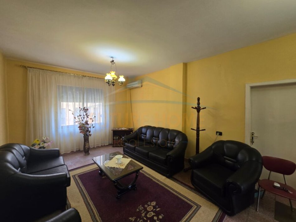 Tirane, jepet me qera apartament 2+1 Kati 4, 98 m² 500 € (Shkolla e Baletit)