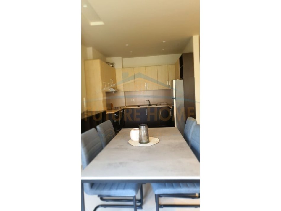 Tirane, jepet me qera apartament 2+1+Ballkon Kati 5, 800 € (Kodra e Diellit)