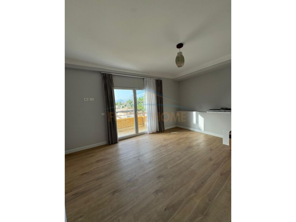 Tirane, jepet me qera apartament 2+1+Ballkon Kati 4, 144 m² 850 € (Farke)