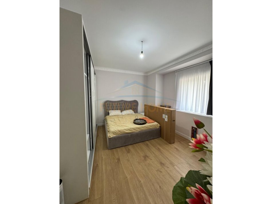 Tirane, jepet me qera apartament 2+1+Ballkon Kati 4, 144 m² 850 € (Farke)