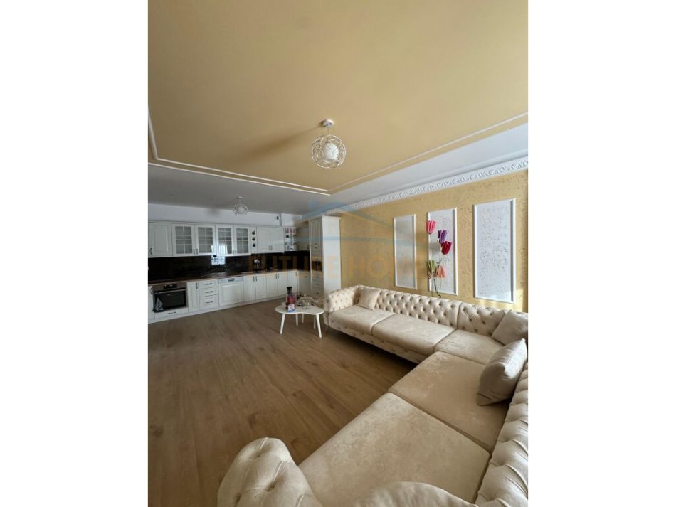 Tirane, jepet me qera apartament 2+1+Ballkon Kati 4, 144 m² 850 € (Farke)