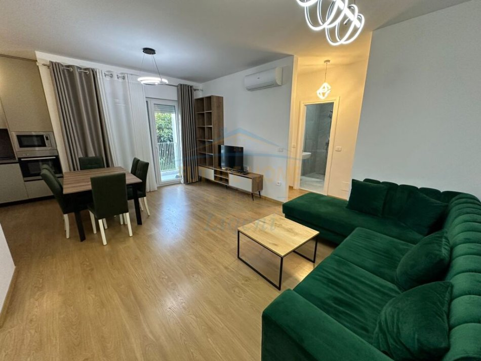 Tirane, jepet me qera apartament 2+1+Ballkon Kati 1, 102 m² 900 € (Liqeni i thate)