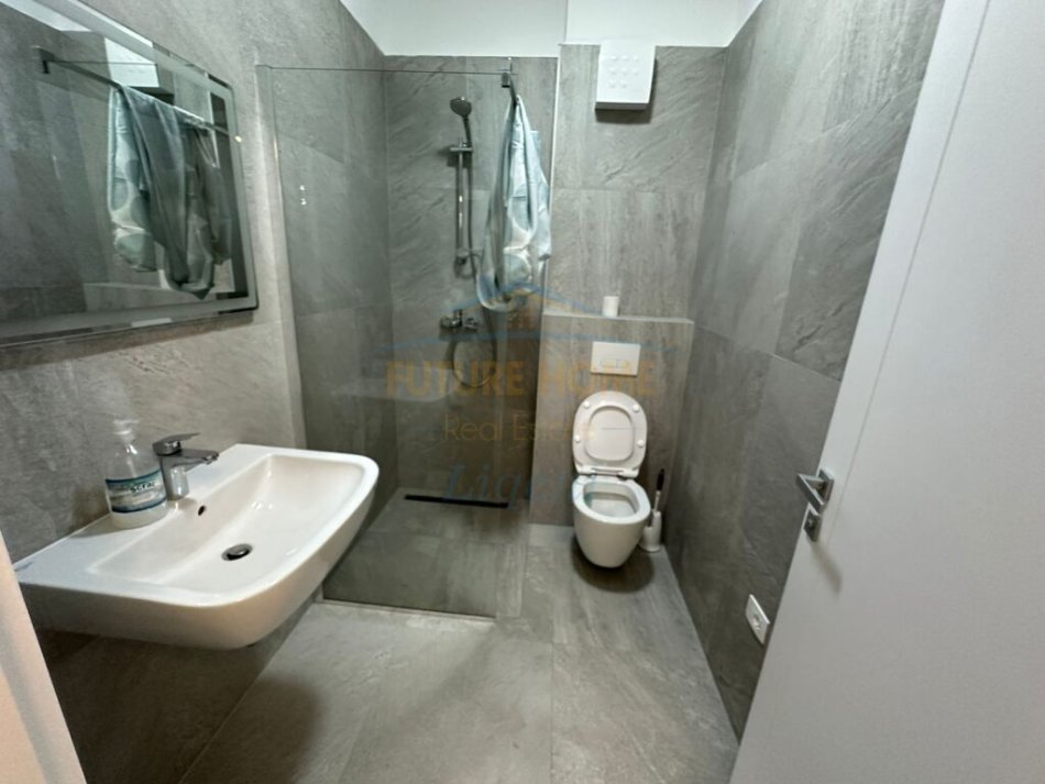 Tirane, jepet me qera apartament 2+1+Ballkon Kati 1, 102 m² 900 € (Liqeni i thate)