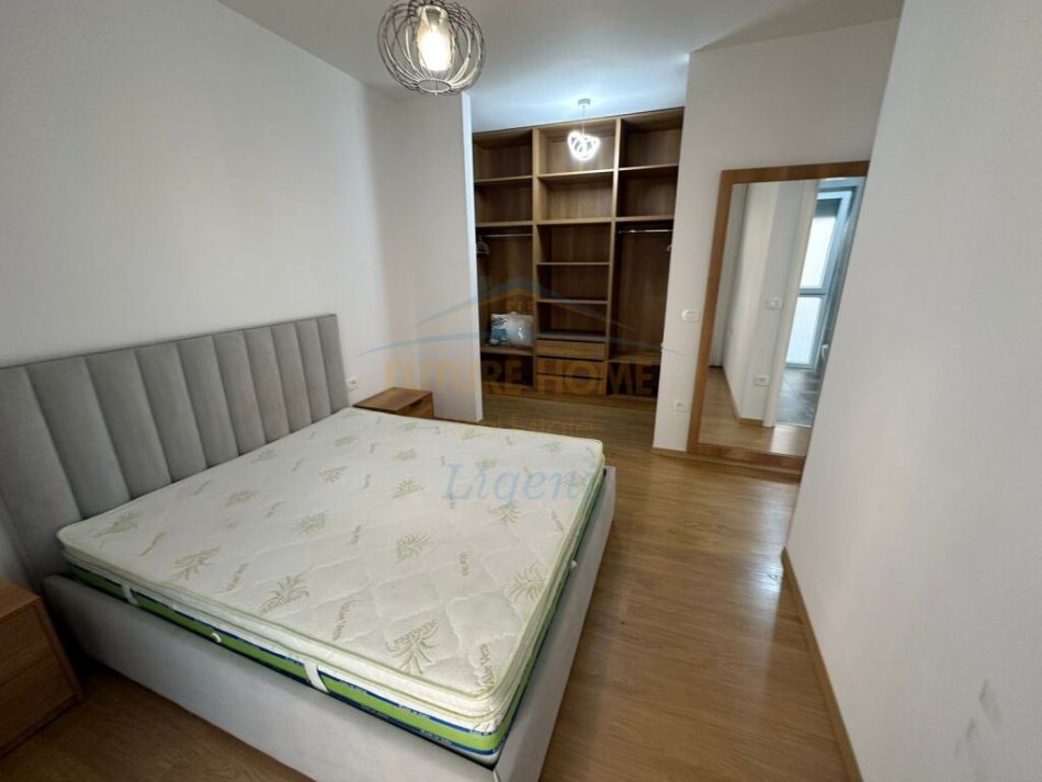 Tirane, jepet me qera apartament 2+1+Ballkon Kati 1, 102 m² 900 € (Liqeni i thate)