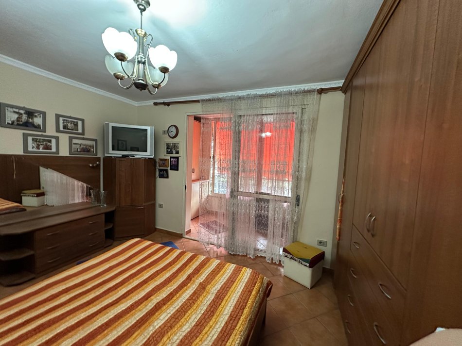 Tirane, jepet me qera apartament 2+1 Kati 4, 95 m² 650 € (pallati i sporteve)