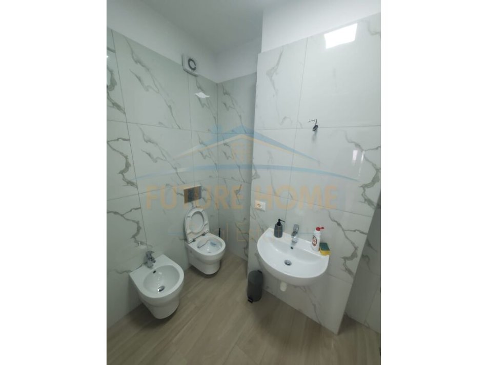 Tirane, jepet me qera zyre Kati 2, 106 m² 600 € (Kongresi i Manastirit)