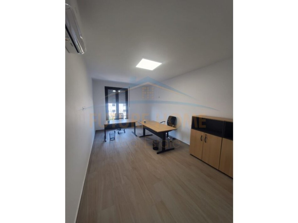 Tirane, jepet me qera zyre Kati 2, 106 m² 600 € (Kongresi i Manastirit)