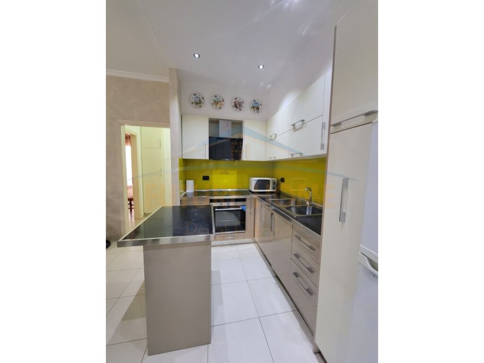 Tirane, jepet me qera apartament 2+1 Kati 5, 110 m² 450 € (Yzberisht)