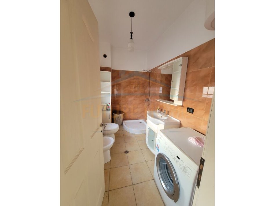 Tirane, jepet me qera apartament 2+1 Kati 5, 110 m² 450 € (Yzberisht)