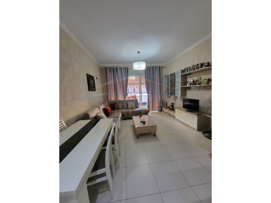 Tirane, jepet me qera apartament 2+1 Kati 5, 110 m² 450 € (Yzberisht)