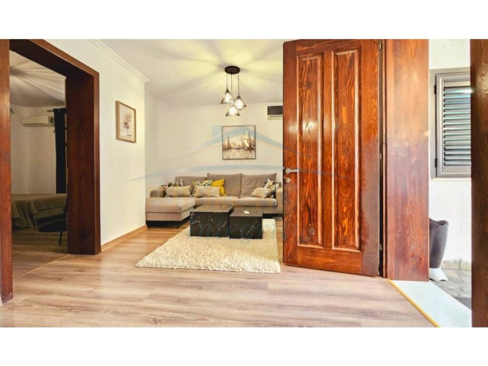 Tirane, jepet me qera shtepi 2+1 Kati 1, 100 m² 700 € (QENDER)
