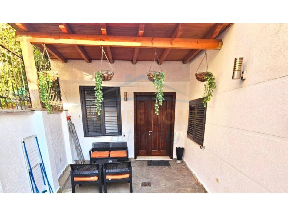 Tirane, jepet me qera Shtepi Private  2+1+Ballkon Kati 0, 100 m² 700 € (Qender)