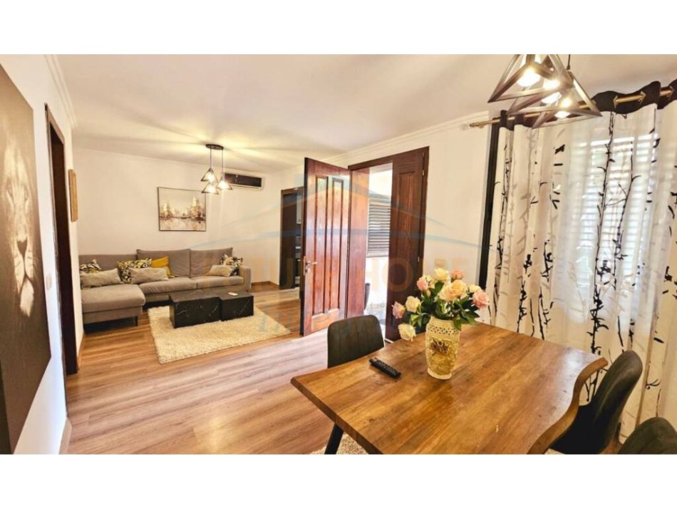 Tirane, jepet me qera shtepi 2+1 Kati 1, 100 m² 700 € (QENDER)