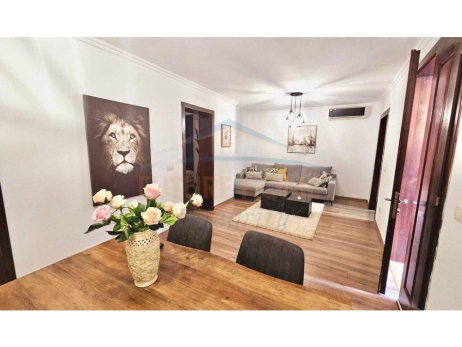 Tirane, jepet me qera shtepi 2+1 Kati 1, 100 m² 700 € (QENDER)