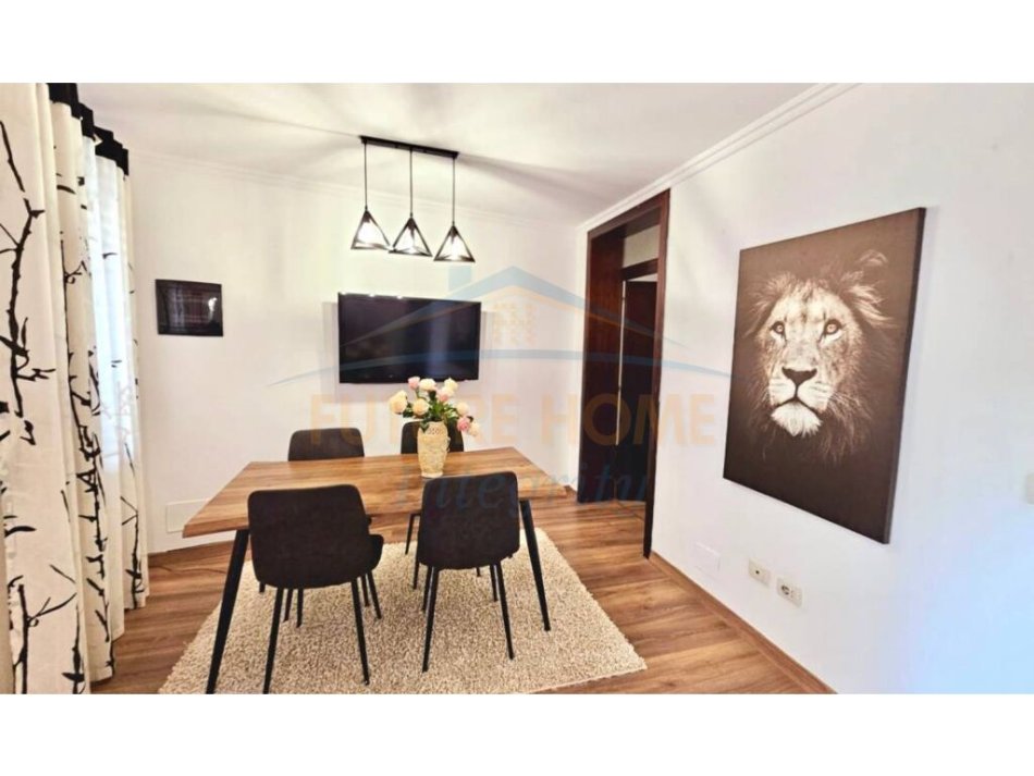 Tirane, jepet me qera shtepi 2+1 Kati 1, 100 m² 700 € (QENDER)