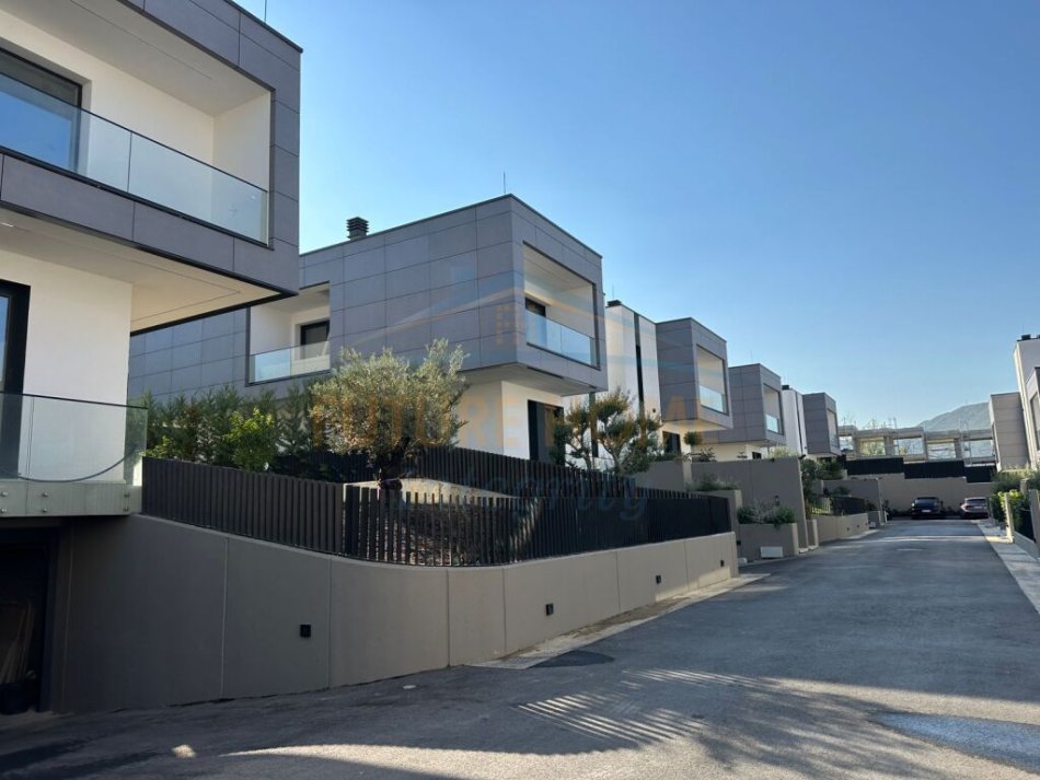 Tirane, jepet me qera Vile 3 Katshe, 309 m² 3.000 € (TEG)