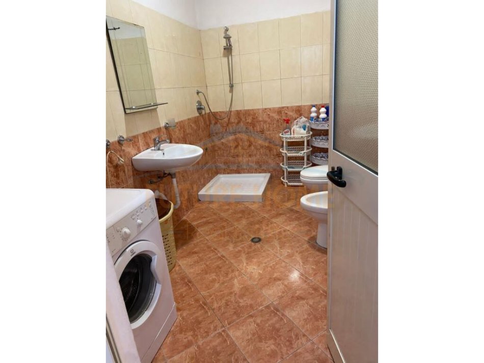 Durres, jepet me qera apartament 1+1+Ballkon Kati 9, 72 m² 350 € (Poliklinika , Durres)