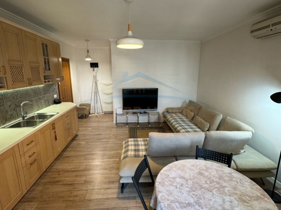 Tirane, jepet me qera apartament 2+1+Ballkon Kati 6, 83 m² 800 € (Fortuzi)