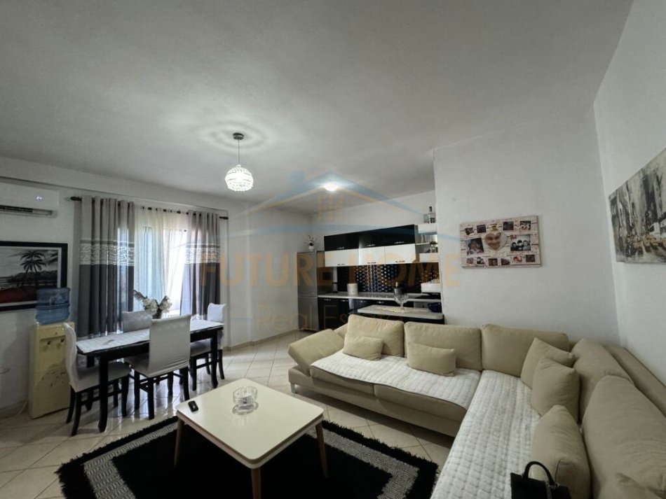 Durres Plazh, jepet me qera apartament 2+1+Ballkon Kati 5, 120 m² 300 € (Pavarsia)